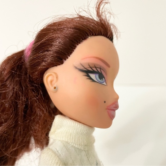 Bratz Doll Phoebe MGA Doll - Picture 4 of 16